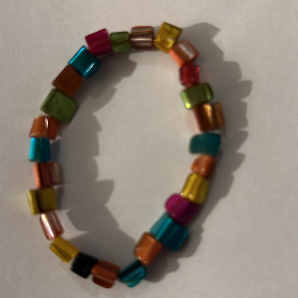 NWOT Dyed Mother of Pearl Stretchy Bracelet - Picture 2 of 3